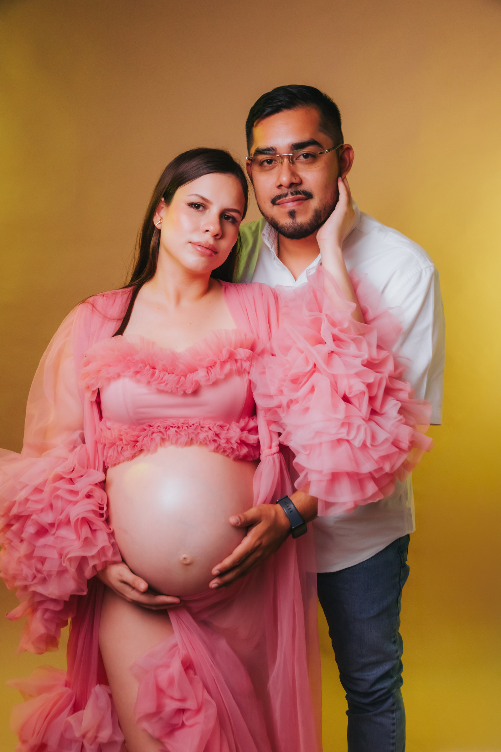 Pareja en una sesión de maternidad Delux