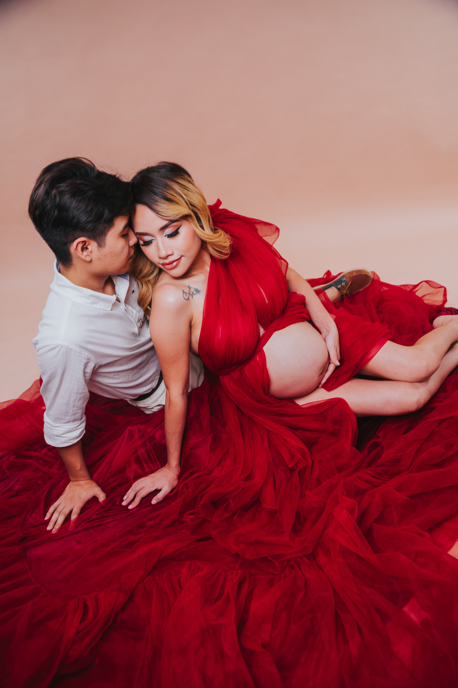 Retrato íntimo de pareja en vestido rojo