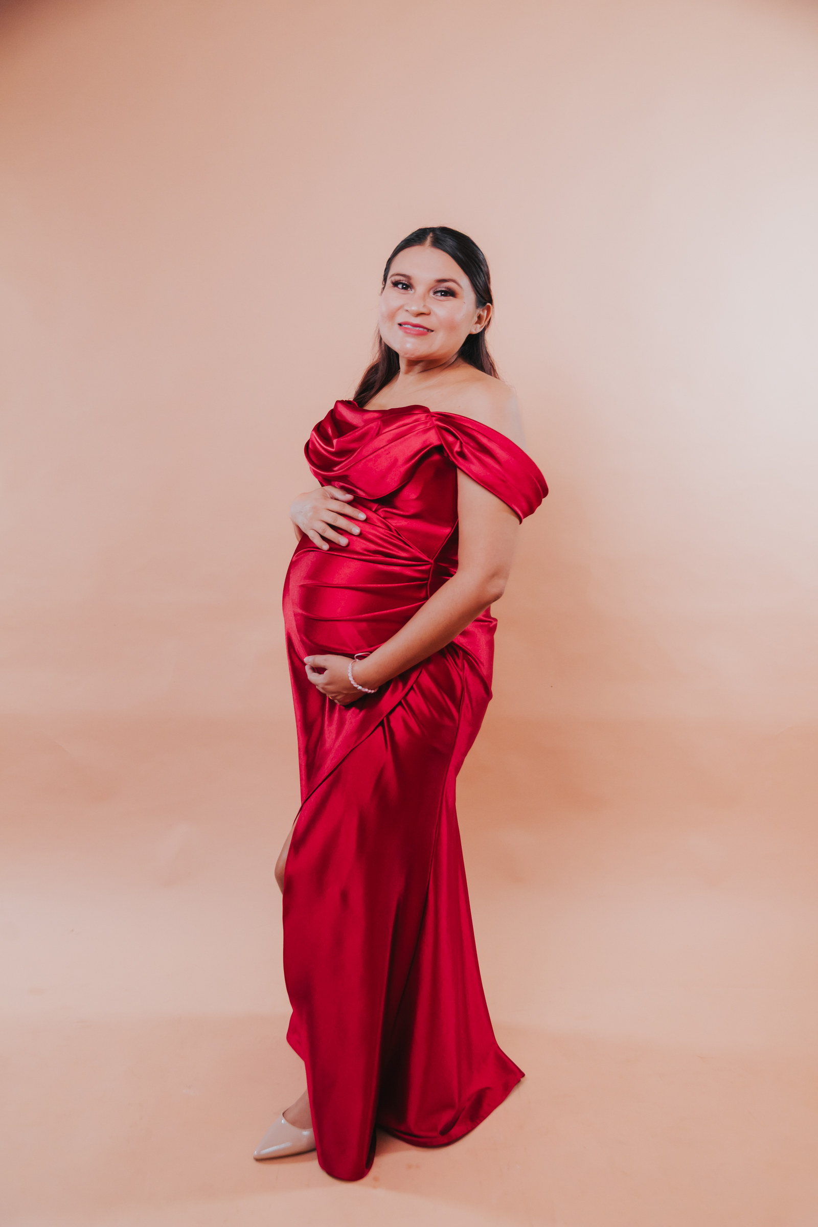 Retrato de embarazo con vestido rojo