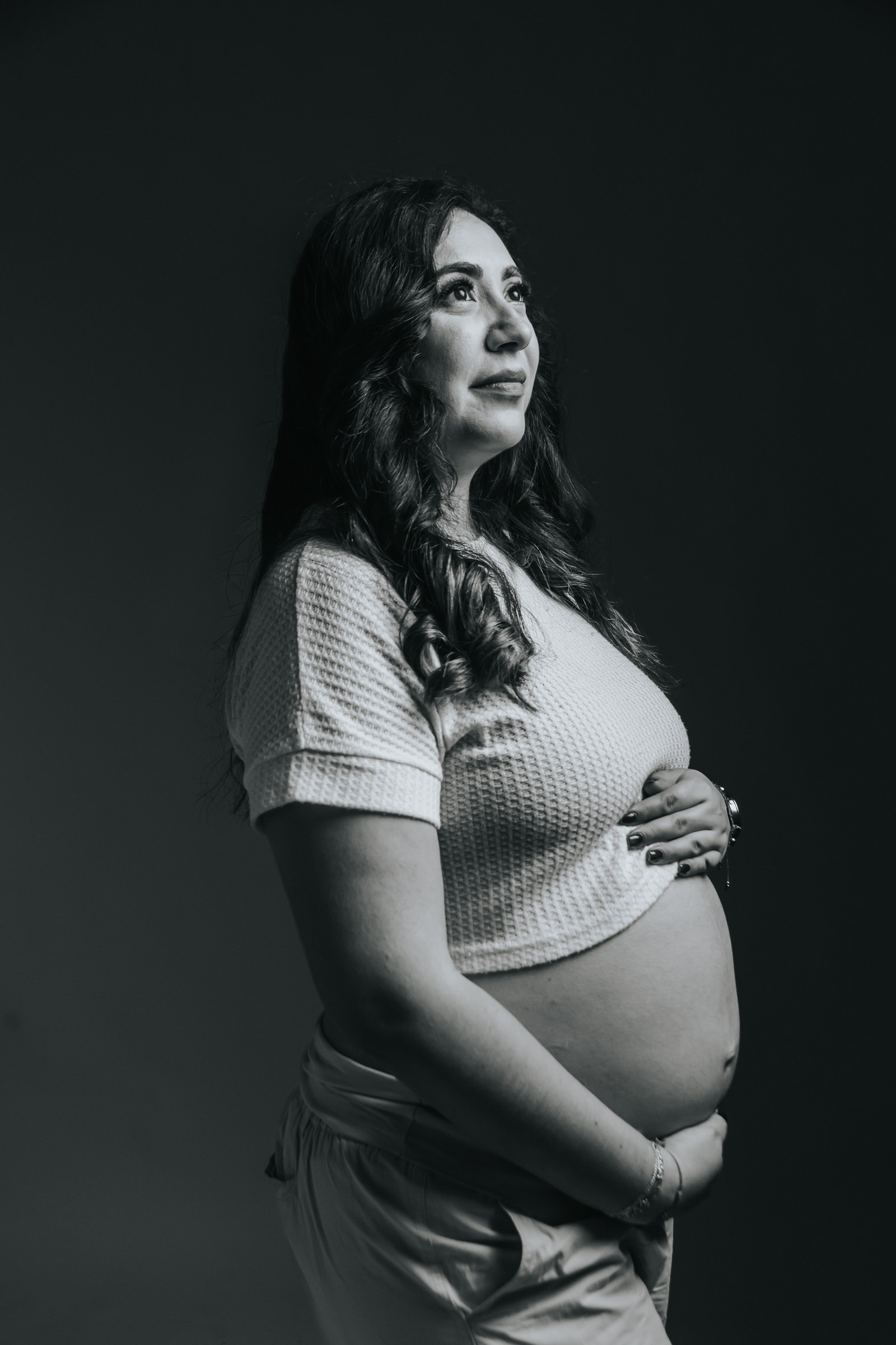 Retrato artístico de maternidad en blanco y negro