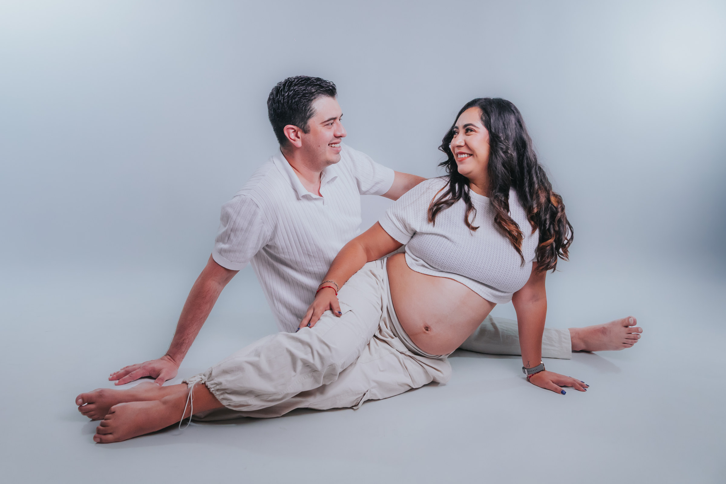 Pareja posando durante una sesión de maternidad