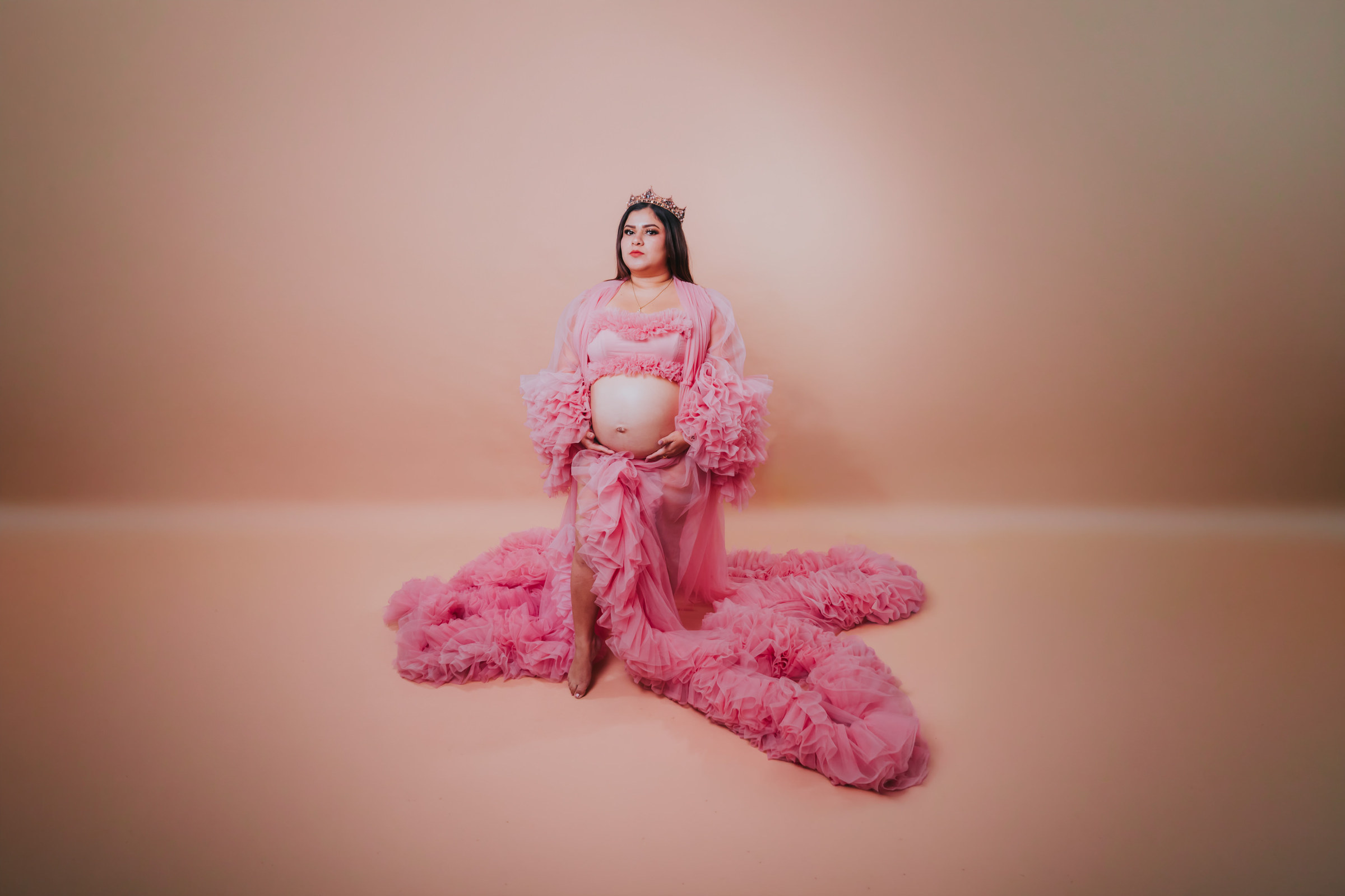 Futura mamá en una sesión editorial rosa