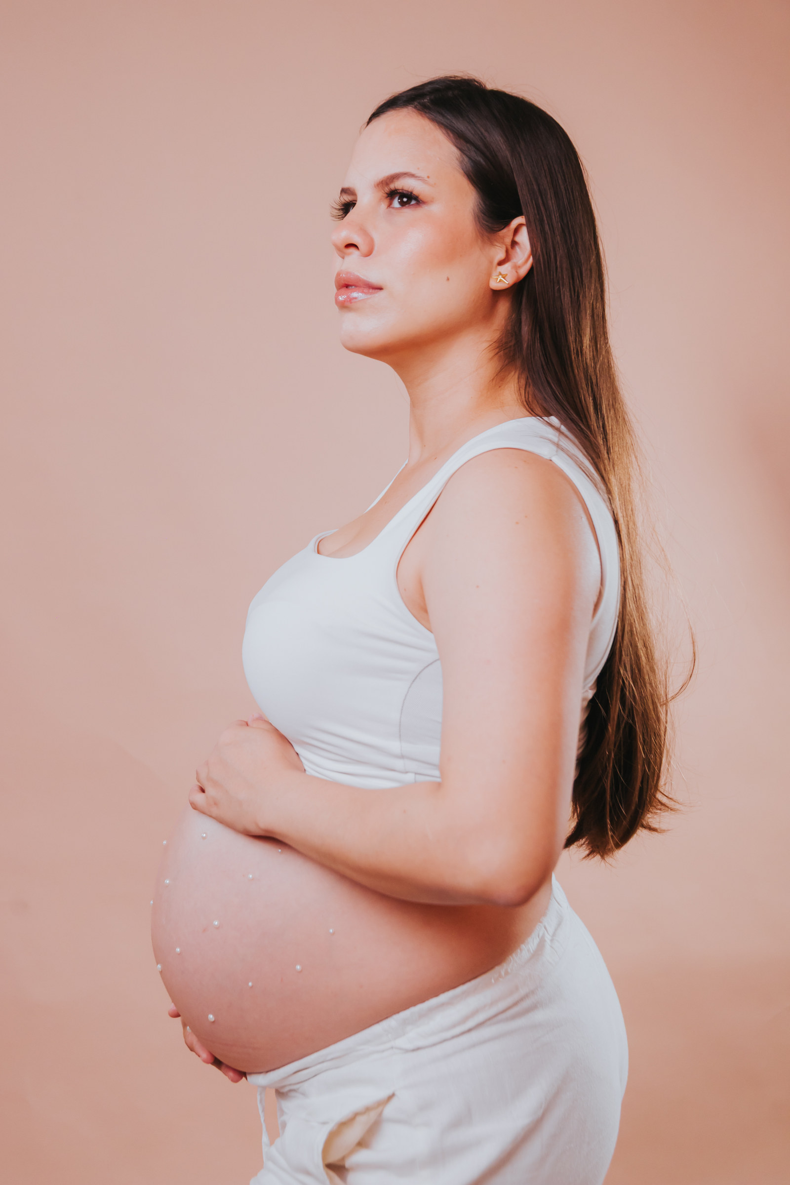 Retrato minimalista de maternidad en blanco